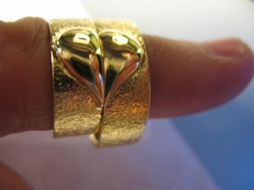 http://exclusivejewelry.files.wordpress.com/2010/02/wedding-rings-3.jpg